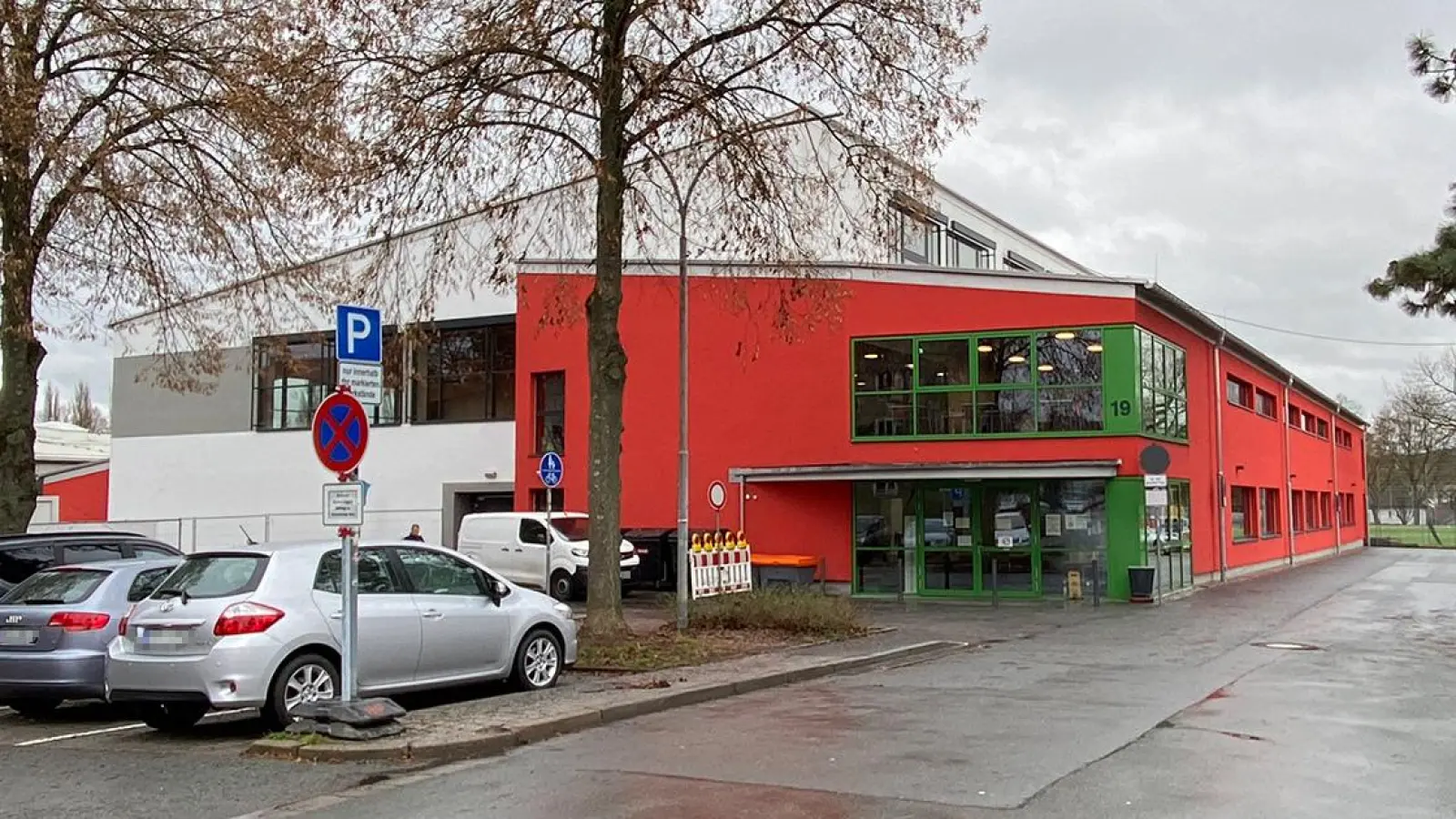 Flüchtlingsunterkunft: Bayreuth sucht händeringend Ersatz für Dreifach-Turnhalle - das ist der Grund (Foto: Lenkeit)