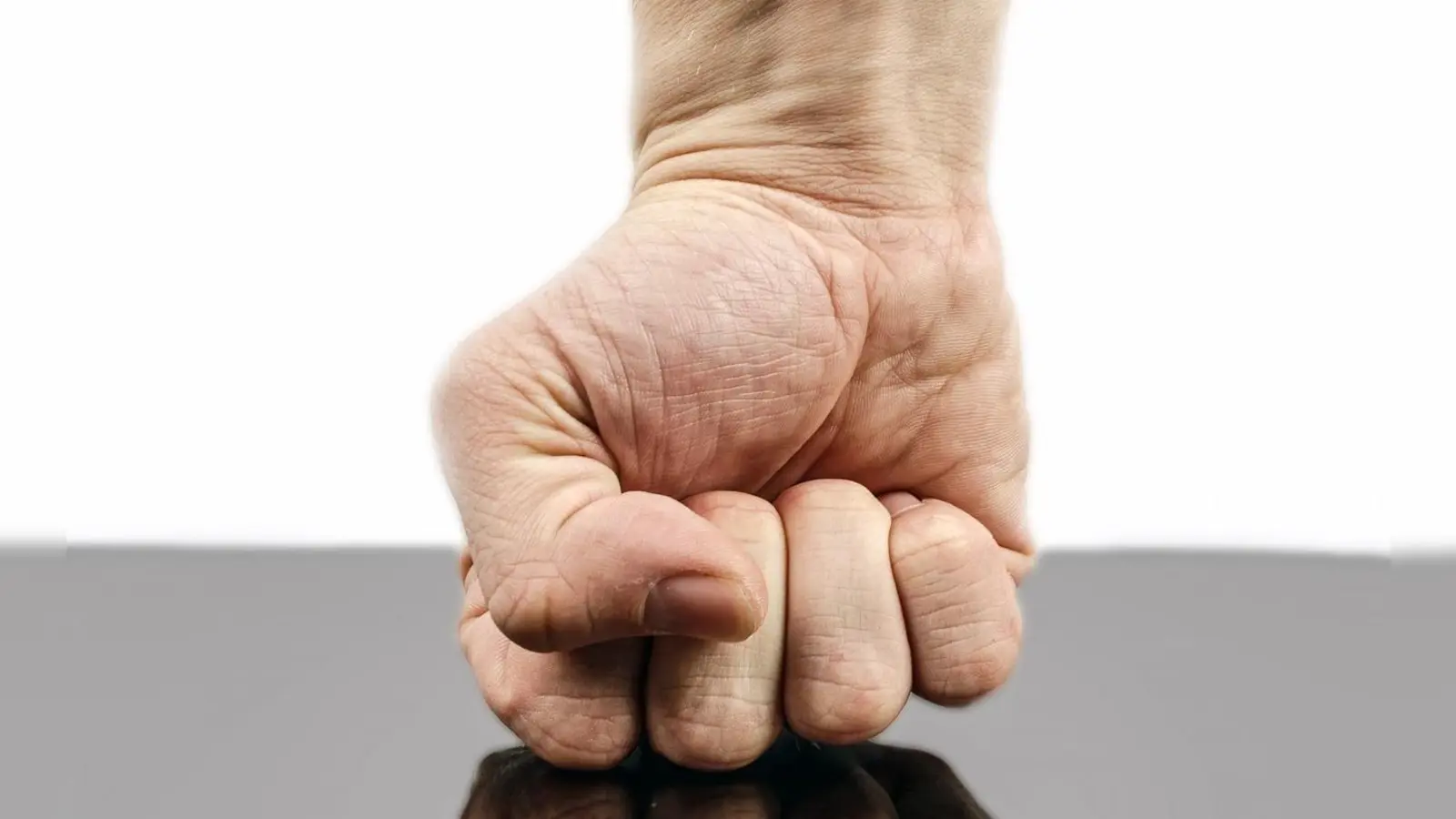 Geballte Faust: In der Böcklinstraße teilte ein vorbestrafter Mann eine „Kopfnuss” aus. (Foto: red)