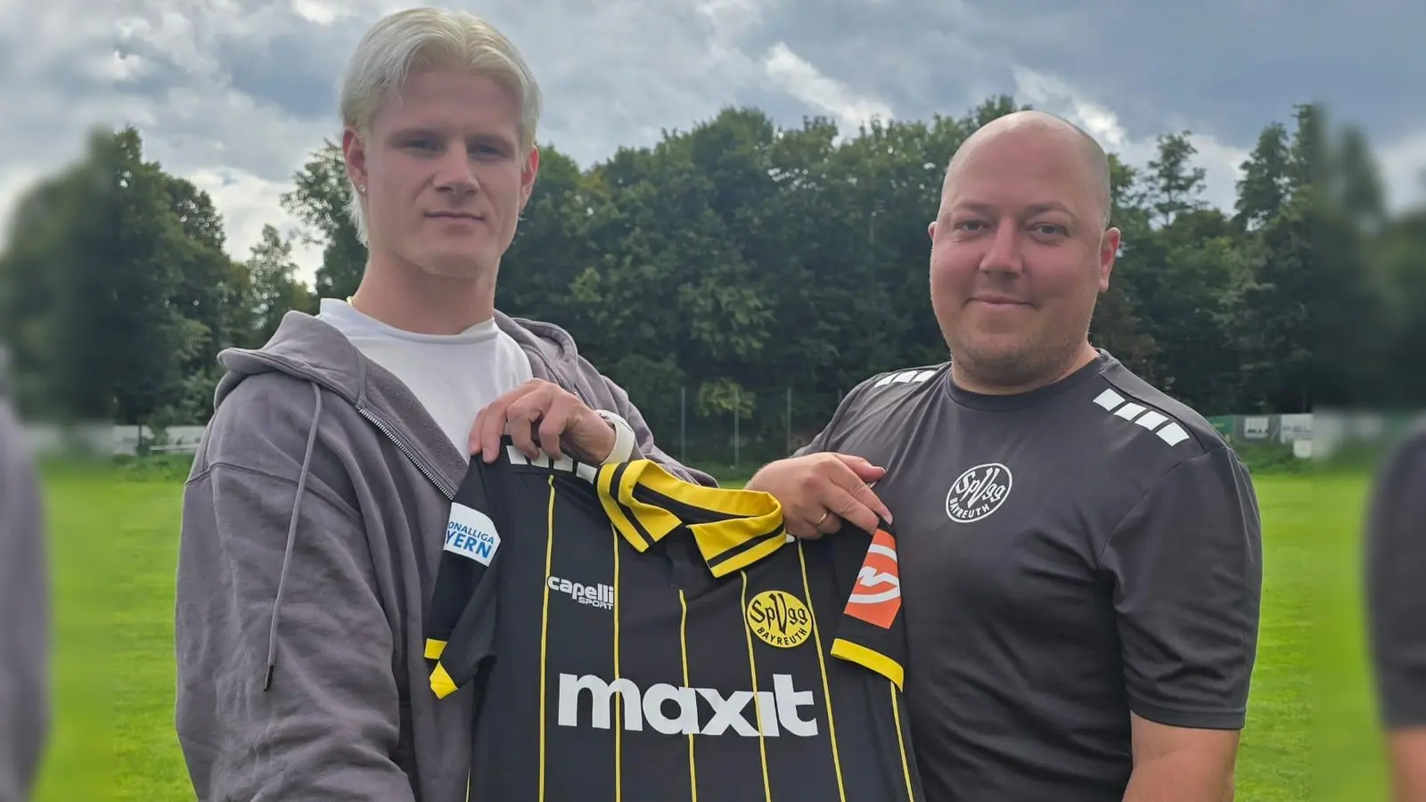 Der neu verpflichtete Torhüter Lino Kasten (links) und SpVgg-Cheftrainer Lukas Kling freuen sich auf die künftige Zusammenarbeit. (Foto: SpVgg Bayreuth/Dr. Nicole Kalemba)