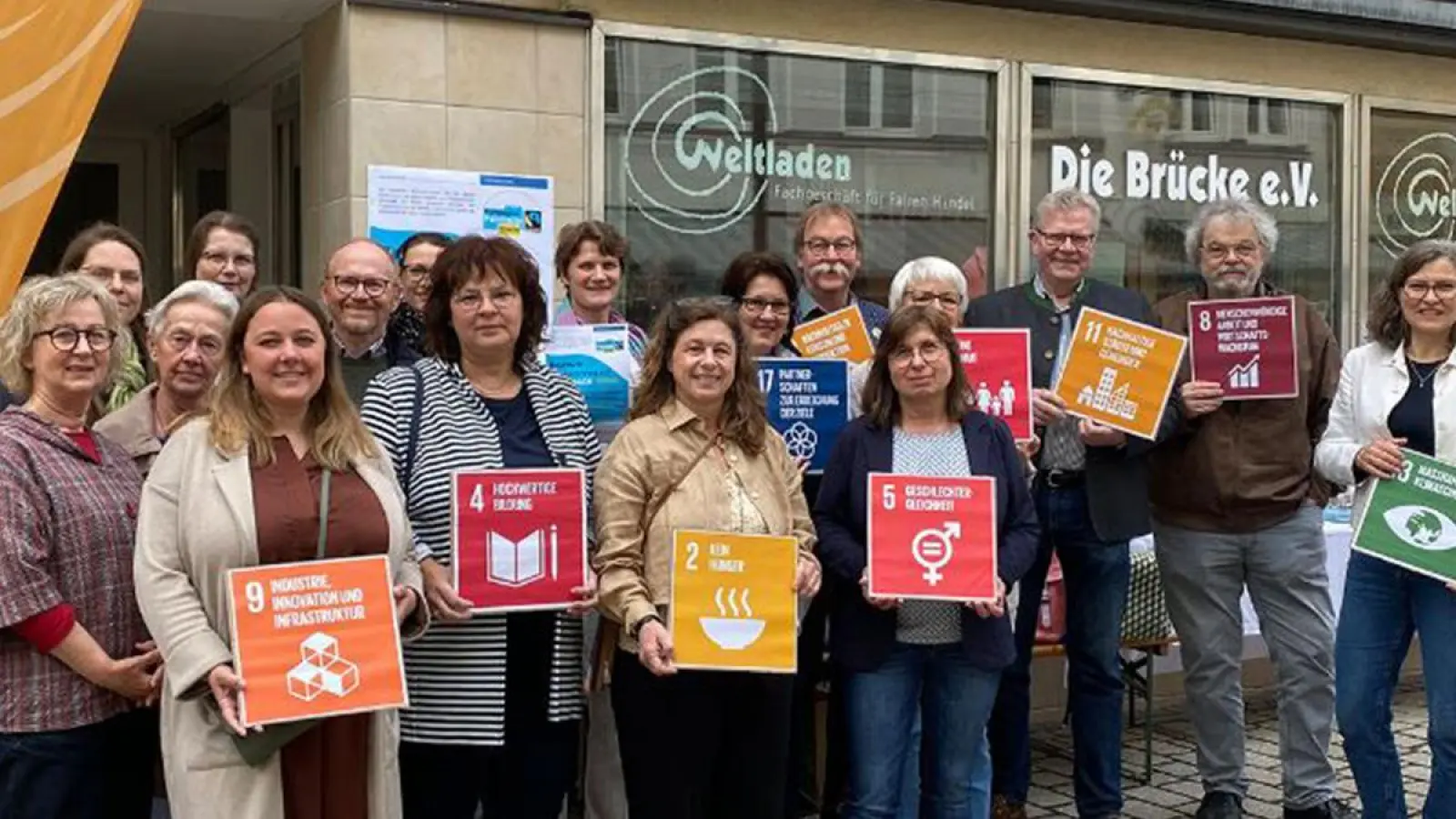 Mitinitiator Klaus Wührl-Struller (hinten Mitte), OB Thomas Ebersberger (3. von rechts) und weitere Befürworter bei einem Vorbereitungstreffen zum Fairtrade-Town-Siegel im Mai 2023. (Archivbild: Lenkeit)