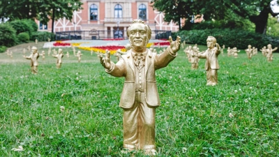 Ottmar Hörls Kunstinstallation „Your welcome“ auf dem Bayreuther Festspielhügel vor dem Diebstahl. Foto: Elisabeth von Pölnitz-Eisfeld (Foto: red)