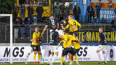 Hart umkämpft wie im Hinspiel (Bild) wird es sicher auch am Freitag beim Rückspiel zwischen Wacker Burghausen und der SpVgg Bayreuth zugehen. (Foto: sd)