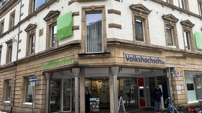 Dienstag, 10. Februar. 📍 Lesecafé21 im RW21: Oberbürgermeister Thomas Ebersberger schneidet die Jubiläumstorte an. (Foto: gmu)