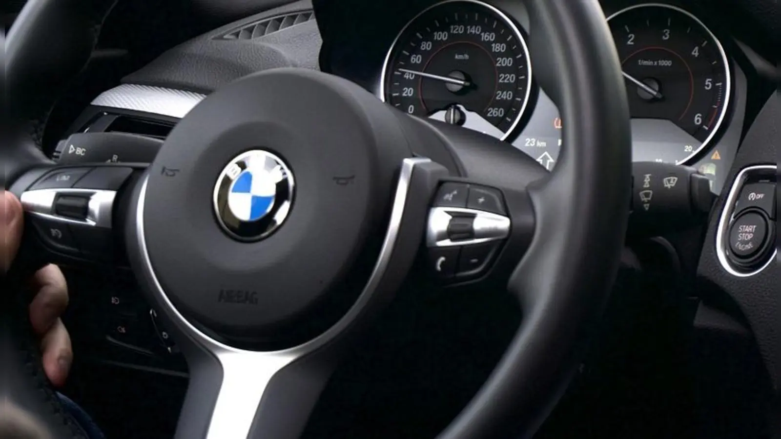 Unmittelbar vor der Kontrolle auf dem Parkplatz sprangen alle drei Insassen über die Beifahrerseite aus dem stehenden Fahrzeug.  (Foto: red )