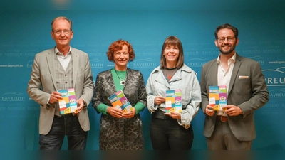 V.l.: Professor Dr. Peter W. Heermann, Präsident des Rotary Club Bayreuth-Eremitage, Siglinde Seidler, Koordinatorin des Familienbündnisses Bayreuth, Annegret Schnick (Rotary Club Bayreuth-Eremitage) und Oberbürgermeister Dr. Andreas Zippel. (Foto: red )