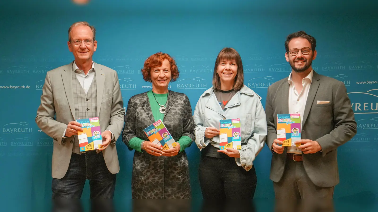 V.l.: Professor Dr. Peter W. Heermann, Präsident des Rotary Club Bayreuth-Eremitage, Siglinde Seidler, Koordinatorin des Familienbündnisses Bayreuth, Annegret Schnick (Rotary Club Bayreuth-Eremitage) und Oberbürgermeister Dr. Andreas Zippel. (Foto: red )