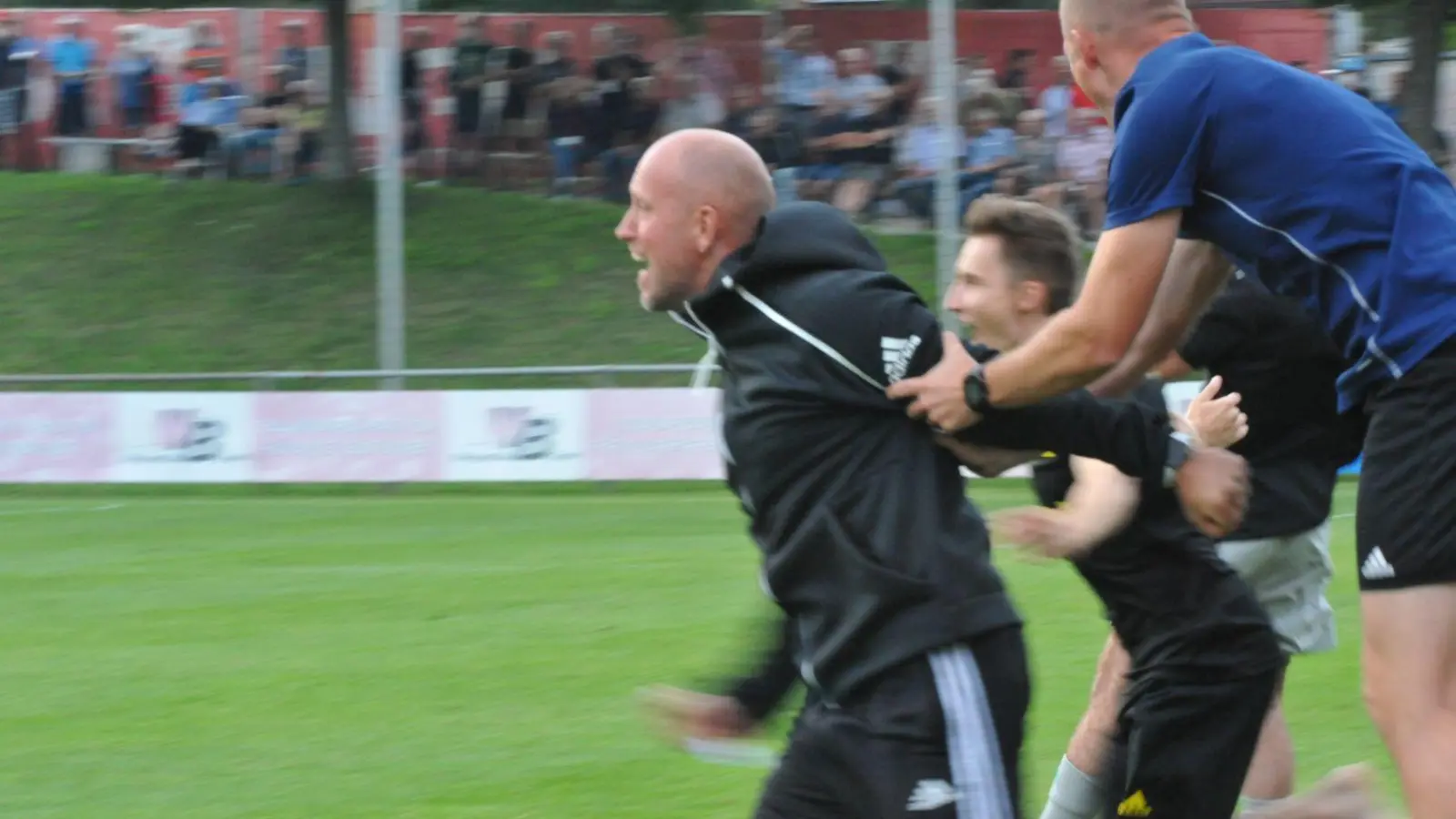 Überschwängliche Freude bei SpVgg-Trainer Timo Rost nach dem Schlusspfiff. (Foto: Andi Bär)