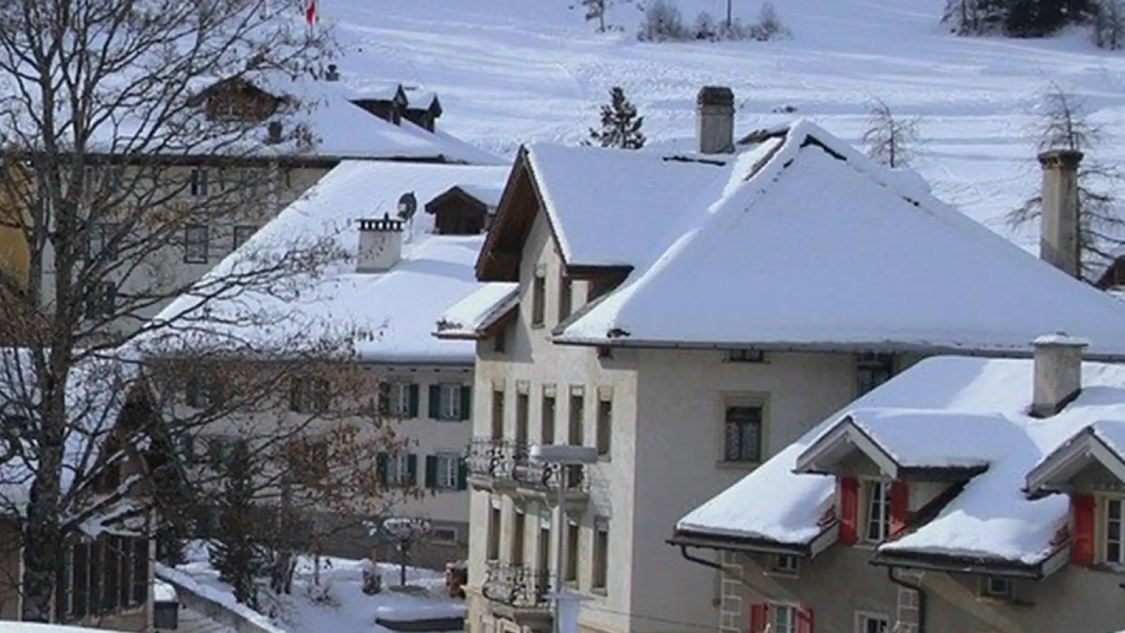 Mit Schnee bedeckte Hausdächer. (Symbolbild: pixabay/pasja1000)