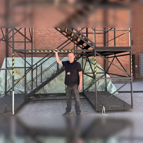 Henning Angebrandt, Technischer Direktor der Bayreuther Festspiele, gibt einen Einblick in den komplexen Ablauf hinter der Bühne. 		 (Foto: gmu)