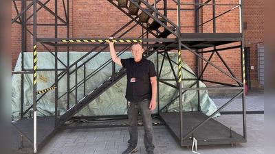 Henning Angebrandt, Technischer Direktor der Bayreuther Festspiele, gibt einen Einblick in den komplexen Ablauf hinter der Bühne. 		 (Foto: gmu)