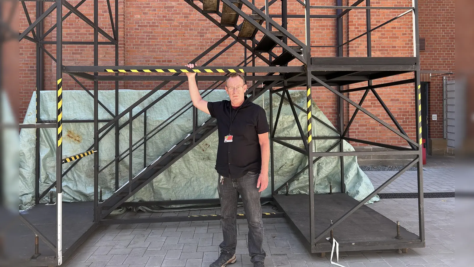 Henning Angebrandt, Technischer Direktor der Bayreuther Festspiele, gibt einen Einblick in den komplexen Ablauf hinter der Bühne. 		 (Foto: gmu)