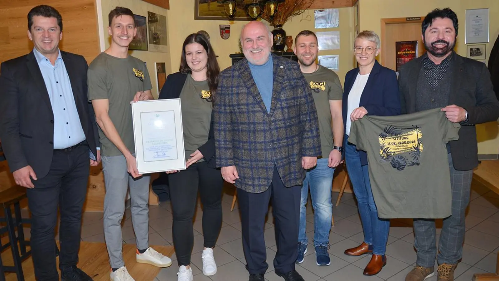MdL Stefan Frühbeißer (links) und Stiftungsvorsitzender Heinz Otto (Mitte) bei der Überreichung der Urkunde an Katharina Meyer, Marcel Pater und Julian Raphael. Weiter im Bild: Petra Seidler und Bürgermeister Sven Ruhl vom Stiftungsvorstand, der ein T-Shirt von der Freizeit 2023 in Händen hält (Foto: Dieter Jenß)