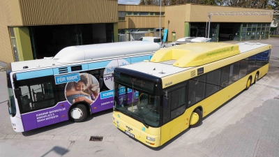 Wagen 52 (im Vordergrund) geht in Rente und wird von drei Meter längeren Gelenkbussen (Hintergrund) abgelöst. (Foto: Stadtwerke Bayreuth)