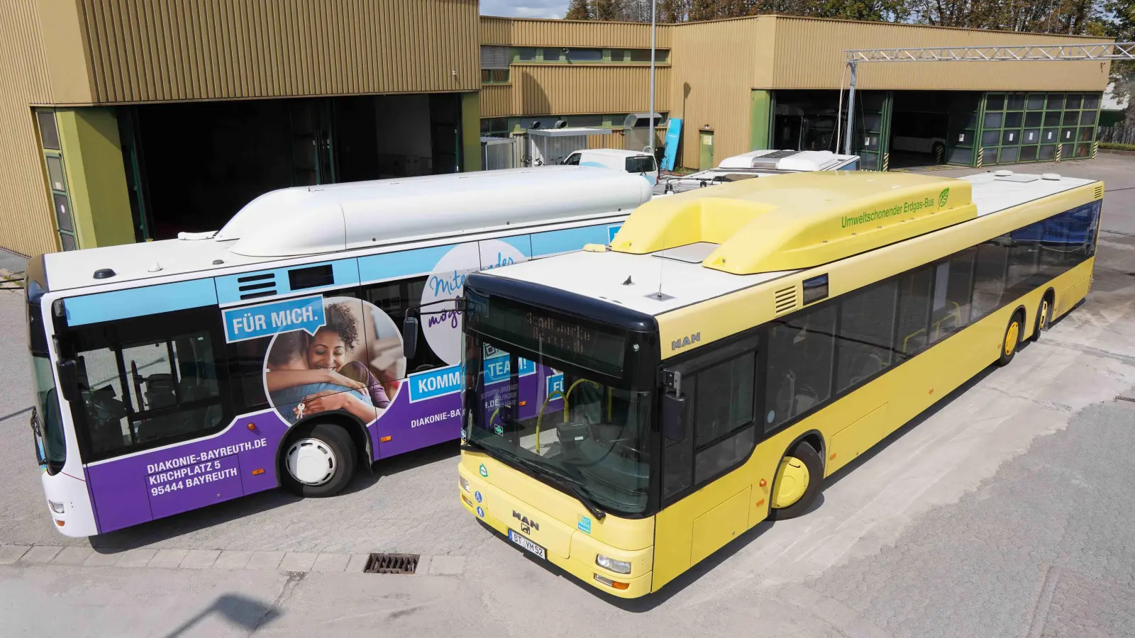 Wagen 52 (im Vordergrund) geht in Rente und wird von drei Meter längeren Gelenkbussen (Hintergrund) abgelöst. (Foto: Stadtwerke Bayreuth)