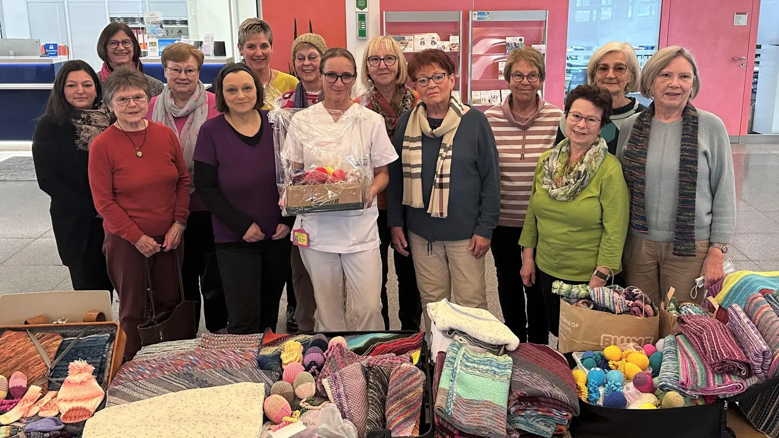 Sie werden liebevoll Strick-Omas genannt, auch, wenn Sie beileibe nicht alle im Oma-Alter sind. Seit 16 Jahren sticken sie gemeinsam für die Frühgeborenen am Klinikum Bayreuth. (Foto: Klinikum Bayreuth)