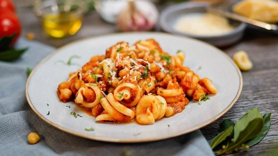 Frische Kräuter, milder Knoblauch, aromatische Tomaten und Olivenöl geben der Pasta e Ceci die mediterrane Note. (Foto: djd/Hengstenberg)