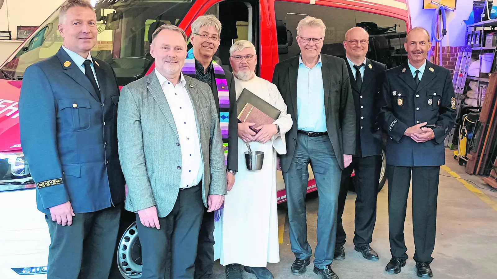 V.l.: Stadtbrandrat Ralph Herrmann, Feuerwehrvorstand Thomas Bauske, Pfarrer Christian Peiser, Gemeindereferent Günter Schloßmacher, Oberbürgermeister Thomas Ebersberger, Abteilungsführer Joachim Schlipf und Abteilungsführer Alexander Wiche.  (Foto: jm)