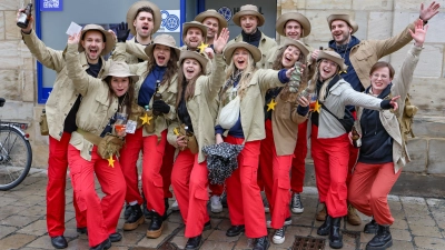 Am Faschingsdienstag feiern die Menschen in Bayreuth ausgelassen, viele kommen verkleidet in die Innenstadt, bevor am Aschermittwoch die Fastenzeit beginnt. (Foto: sd)