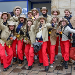 Am Faschingsdienstag feiern die Menschen in Bayreuth ausgelassen, viele kommen verkleidet in die Innenstadt, bevor am Aschermittwoch die Fastenzeit beginnt. (Foto: sd)