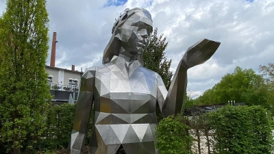 „Mutter Erde” vor dem Liebesbier: Die Skulptur wurde am MOntag (15. April 2024) installiert. (Foto: Lenkeit)
