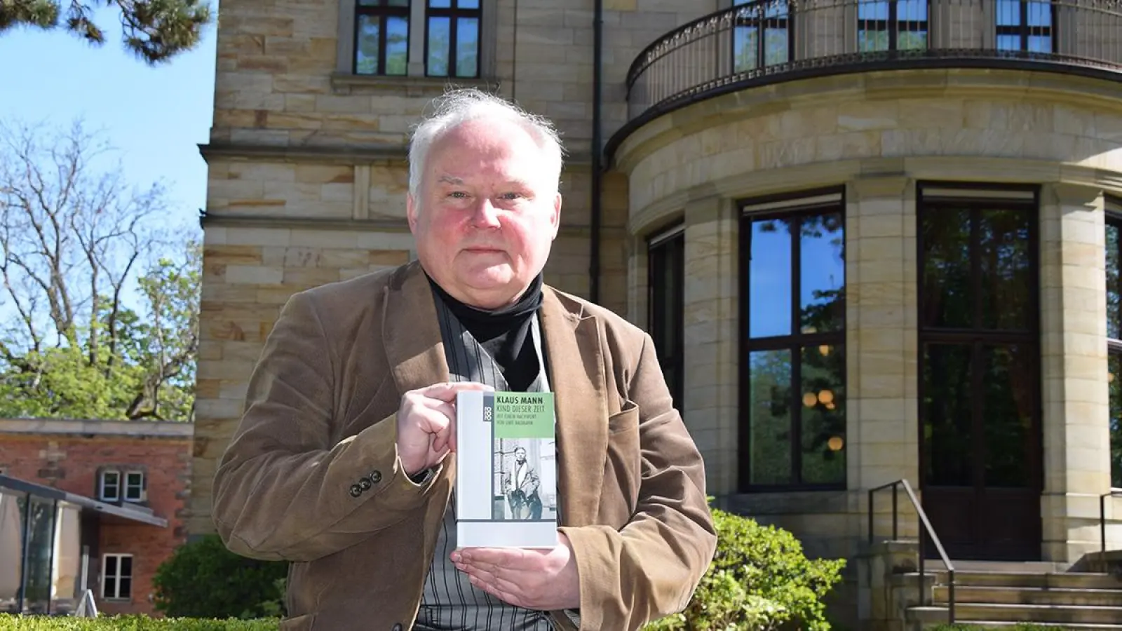 Im Wahnfried-Garten: Claus J. Frankl mit der Mann-Biographie „Kind dieser Zeit“. (Foto: Lenkeit)