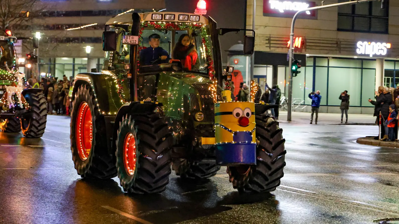 Die Weihnachtsfahrt der Traktoren ist in Bayreuth zu einem festen Höhepunkt geworden. (Foto: sd)