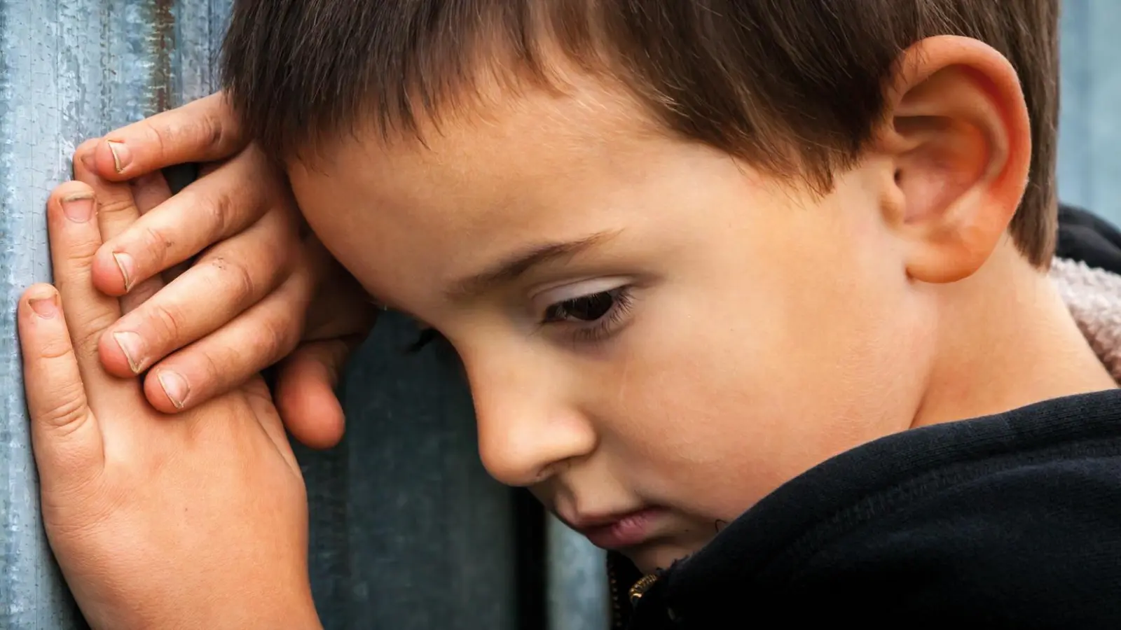 Keine Randgruppe in der Armutsdebatte: Kinder und Jugendliche. Darauf machen die Armutswochen 2026 mit ihrem Schwerpunkt „Junge Armut“ aufmerksam (Foto: Adobe Stock)