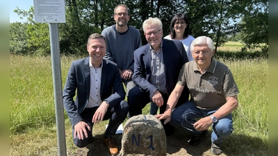 V.l.: Landrat Florian Wiedemann, Frank Wirthmann, Amt für Digitalisierung, Breitband und Vermessung, OB Thomas Ebersberger, Karin Vogel-Knopf, 3. Bürgermeisterin Heinersreuth und Ehrenfeldgeschworener Reiner Hübsch.  (Foto: jm)