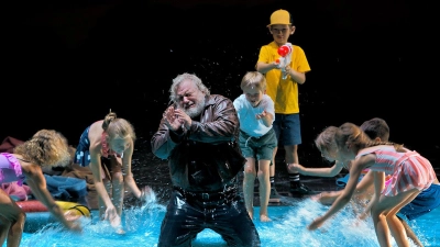Szene aus „Rheingold”: Kinder auf der Bühne des Festspielhauses. Für die kommende Spielzeit werden noch welche gesucht. (Foto: Enrico Nawrath)