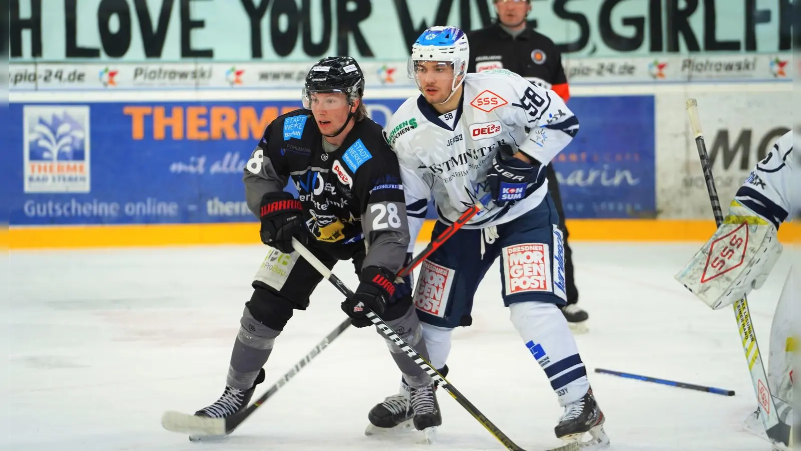 Lucas Flade (hier noch im weißen Trikot der Dresdner Eislöwen) verstärkt in der neuen Oberliga Süd-Saison die onesto Tigers Bayreuth. (Foto: Karo Vögel)