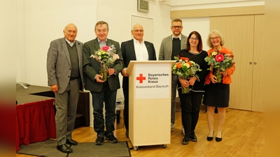 (v.l.n.r.): Dr. Klaus-Günter Dietel (Ehrenvorsitzender des BRK-Kreisverbandes Bayreuth), Peter Maisel (ausgezeichnet mit der goldenen Ehrennadel des BRKs), Peter Herzing (Vorsitzender des BRK-Kreisverbandes Bayreuth), Markus Ruckdeschel (Kreisgeschäftsführer des BRK-Kreisverbandes Bayreuth), Alexandra Küfner (ausgezeichnet mit der goldenen Ehrennadel des BRKs) und Angela Trautmann-Janovsky (ausgezeichnet mit der silbernen Ehrenplakette des BRKs).<br> (Foto: Tobias Schif/ BRK-Bayreuth)