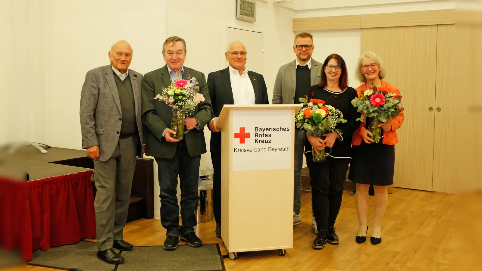 (v.l.n.r.): Dr. Klaus-Günter Dietel (Ehrenvorsitzender des BRK-Kreisverbandes Bayreuth), Peter Maisel (ausgezeichnet mit der goldenen Ehrennadel des BRKs), Peter Herzing (Vorsitzender des BRK-Kreisverbandes Bayreuth), Markus Ruckdeschel (Kreisgeschäftsführer des BRK-Kreisverbandes Bayreuth), Alexandra Küfner (ausgezeichnet mit der goldenen Ehrennadel des BRKs) und Angela Trautmann-Janovsky (ausgezeichnet mit der silbernen Ehrenplakette des BRKs).<br> (Foto: Tobias Schif/ BRK-Bayreuth)