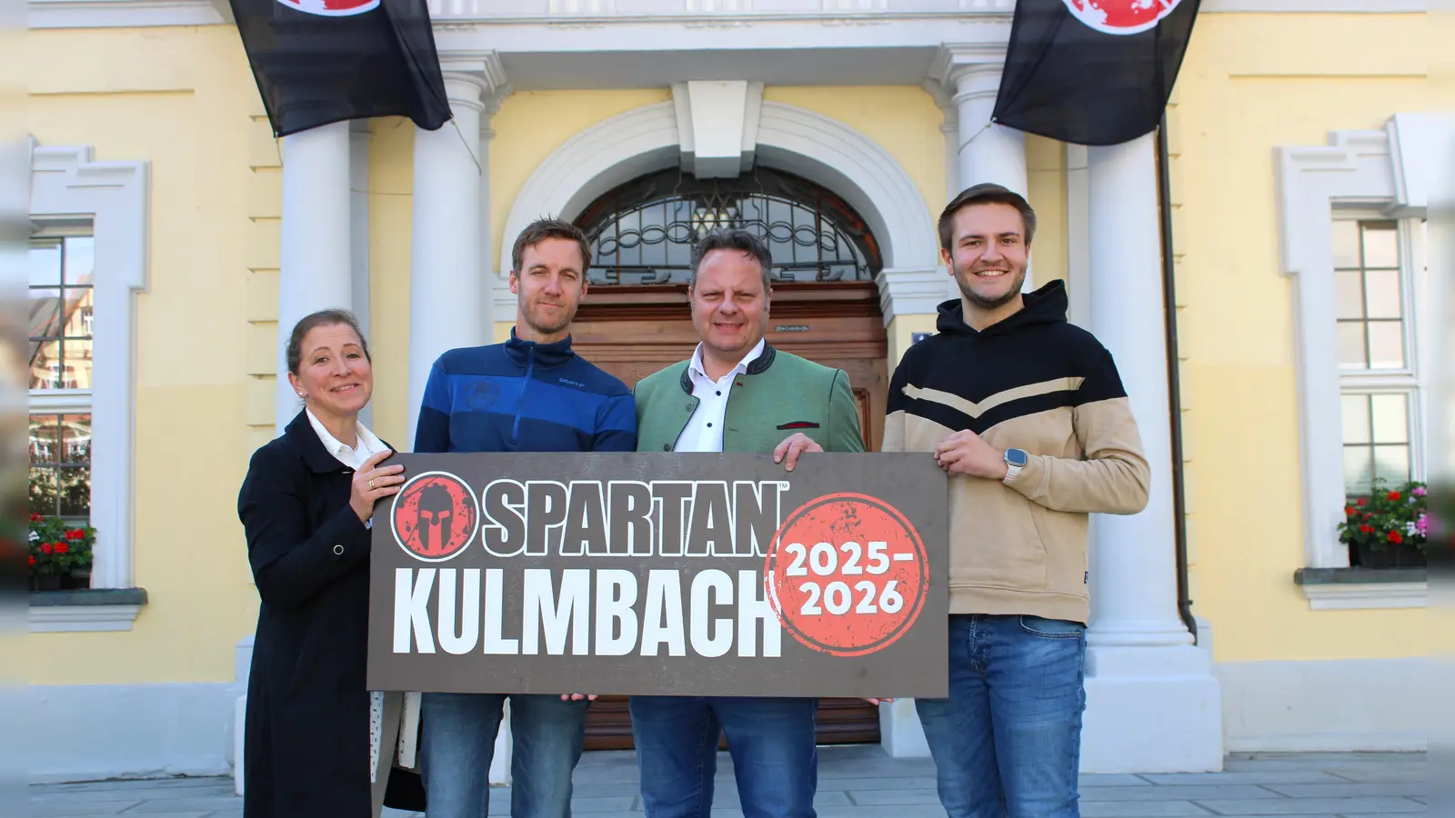 Jetzt ist es offiziell: Die Extrem-Hindernislaufserie „Spartan Race“ wird auch 2025 und 2026 in Kulmbach zu Gast sein. Das verkünden v.l. Anja Meyer-Hempfling, Leiterin des Tourismus und Veranstaltungsservices Kulmbach, Benjamin Höhler von der Agentur XChange Sport &amp; Event AG, Kulmbachs Oberbürgermeister Ingo Lehmann und Organisator der Stadt Kulmbach Jonas Gleich.  (Foto: red )