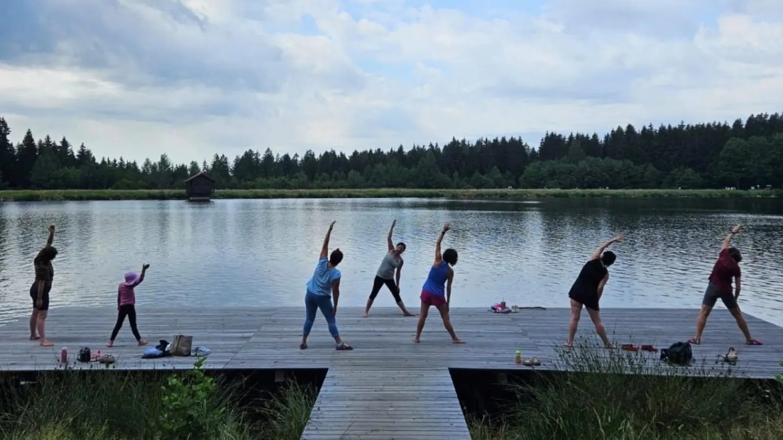 Sport vor Ort 2026: Yoga am Fichtelsee mit Anja Burger (Foto: Landratsamt Bayreuth)