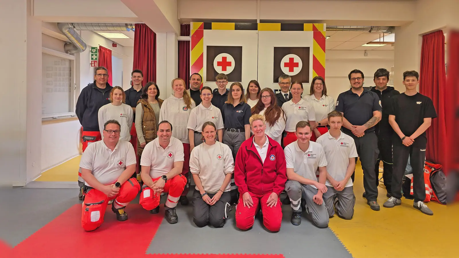 Nachwuchs für ehrenamtliche Sanitätskräfte: 12 engagierte Teilnehmende schlossen die BRK-Sanitätsausbildung nach dem neuen „SANbox“-Konzept ab.  (Foto: BRK-Bayreuth)