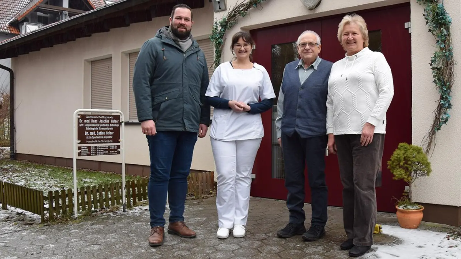 Bürgermeister Christian Brunner mit Dr. Verena Ploß, Dr. Hans-Joachim und Dr. Sabine Hefner. (Foto: jle)