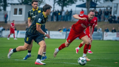 Patrick Scheder (vorne, am Ball) war nicht nur Doppeltorschütze der Altstadt beim Pokalspiel in Aubstadt (Bild), sondern auch in den Punktspielen immer eine feste Konstante des Teams der SpVgg.. (Foto: SpVgg Bayreuth/Simon Helfensdörfer)