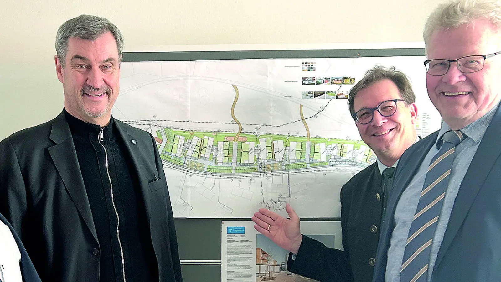 Im Februar hat sich Ministerpräsident Markus Söder vor Ort über die Förderung des Neubauprojekts „In der Unteren Rotmainaue“ mit 32 Wohnungen informiert. Der Freistaat unterstützt das Vorhaben mit rund acht Millionen Euro – und sichert damit die Realisierung. V.l.: Ministerpräsident Markus Söder, MdL Franc Dierl, OB Thomas Ebersberger.  (Foto: Mohr)