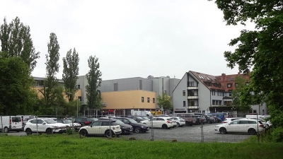 Auf dem Schotterparkplatz beim Rotmain-Center soll ein urbanes Quartier mit Wohnungen entstehen. (Foto: Munzert)