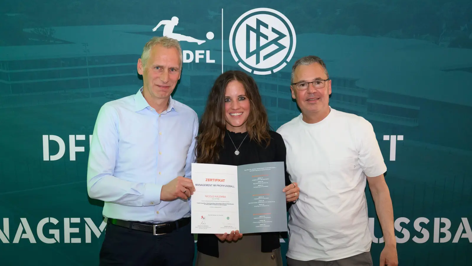 Die für die beste Abschlussarbeit des DFB-/DFL-Fortbildungslehrgangs „Management im Profifußball” ausgezeichnete Altstadt-Geschäftsführerin Dr. Nicole Kalemba mit DFB-Geschäftsführer Andreas Rettig (rechts) und Ansgar Schwenken von der DFL. (Foto: getty images/DFB)