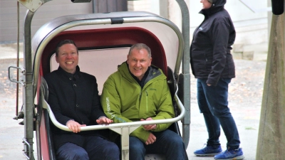 Landrat Florian Wiedemann und Axel Herrmann, Bürgermeister der Gemeinde Warmensteinach, fahren ein letztes Mal mit dem alten Zweier-Sessel auf den Ochsenkopf.  (Foto: red)