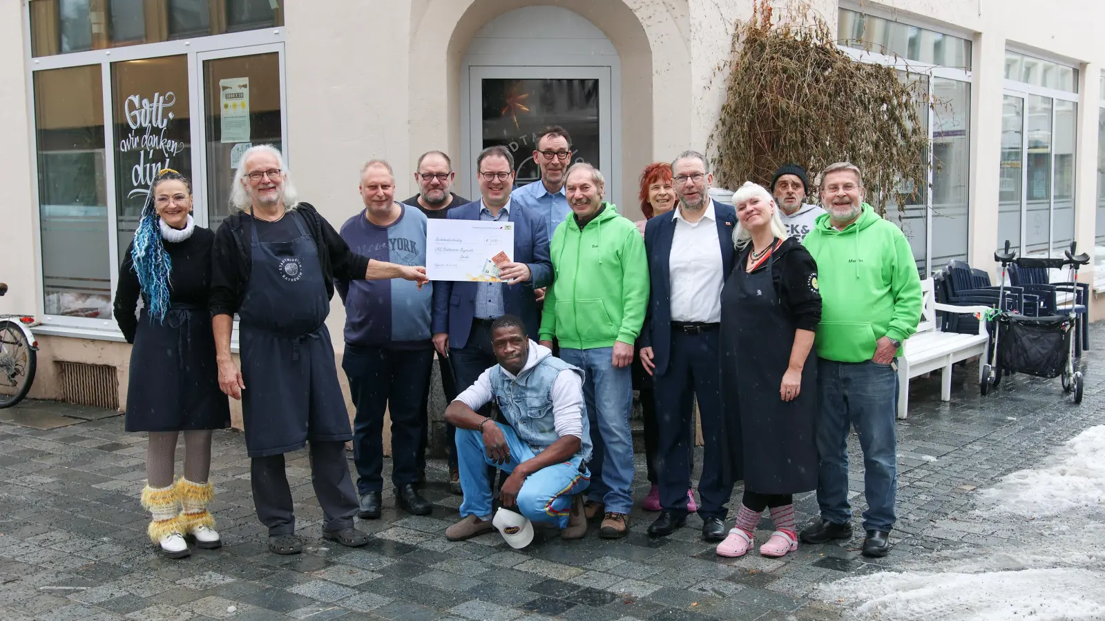 Regierungspräsident Florian Luderschmid (Mitte) übergibt den symbolischen Spendenscheck an Volker Sommerfeldt (2.&nbsp;v.l.), Leiter der Stadtmission Bayreuth. Mit dabei sind die Imker des Imkervereins Creußen Anton Herzing und Martin Heise (Mitte und rechts) sowie Alexander Burkhardt, Personalratsvorsitzender der Regierung von Oberfranken.  (Foto: Benjamin Böhm, Regierung von Oberfranken)