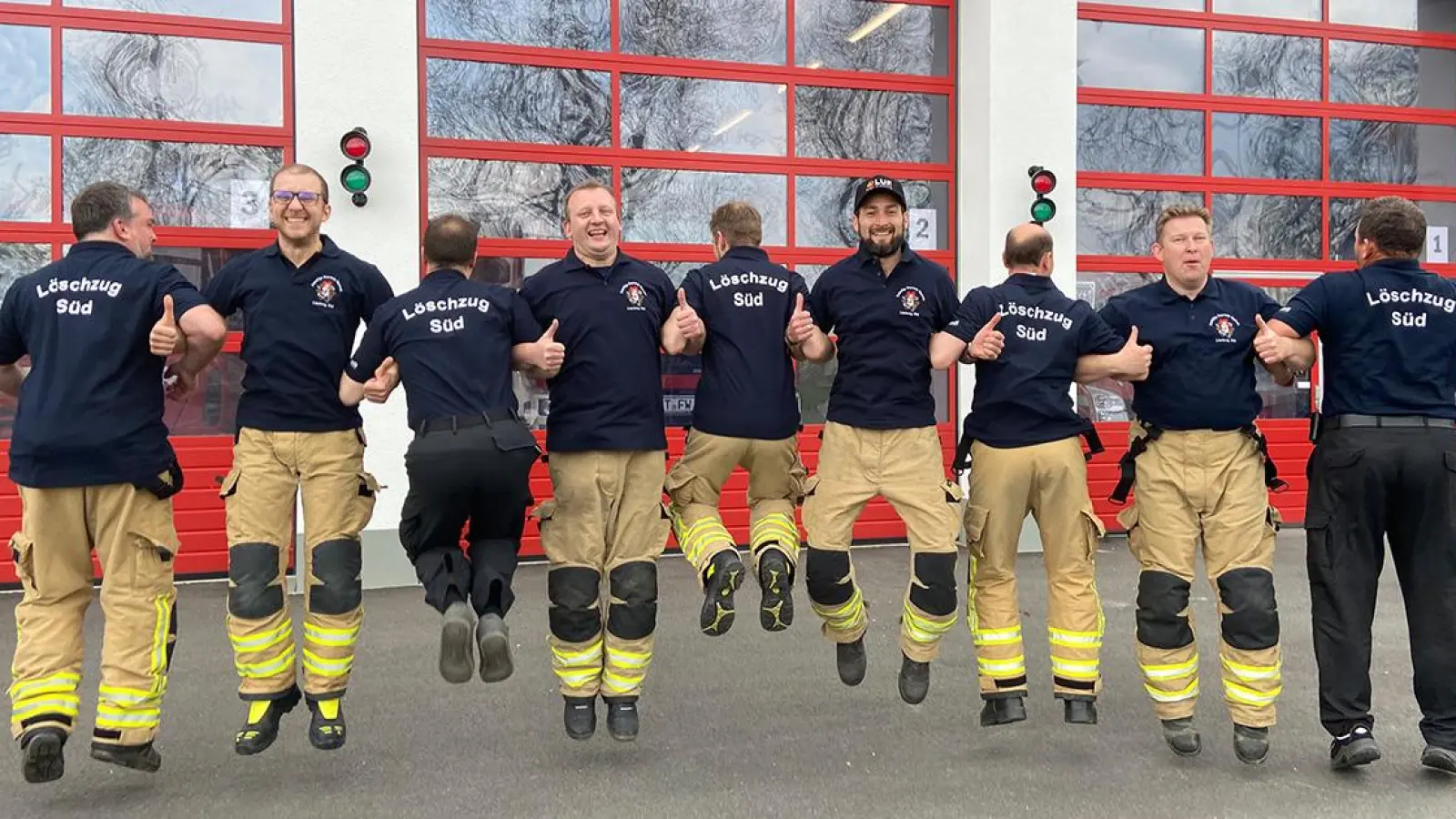 Freudensprung der Kameraden vom Löschzug Bayreuth Süd. (Foto: red)