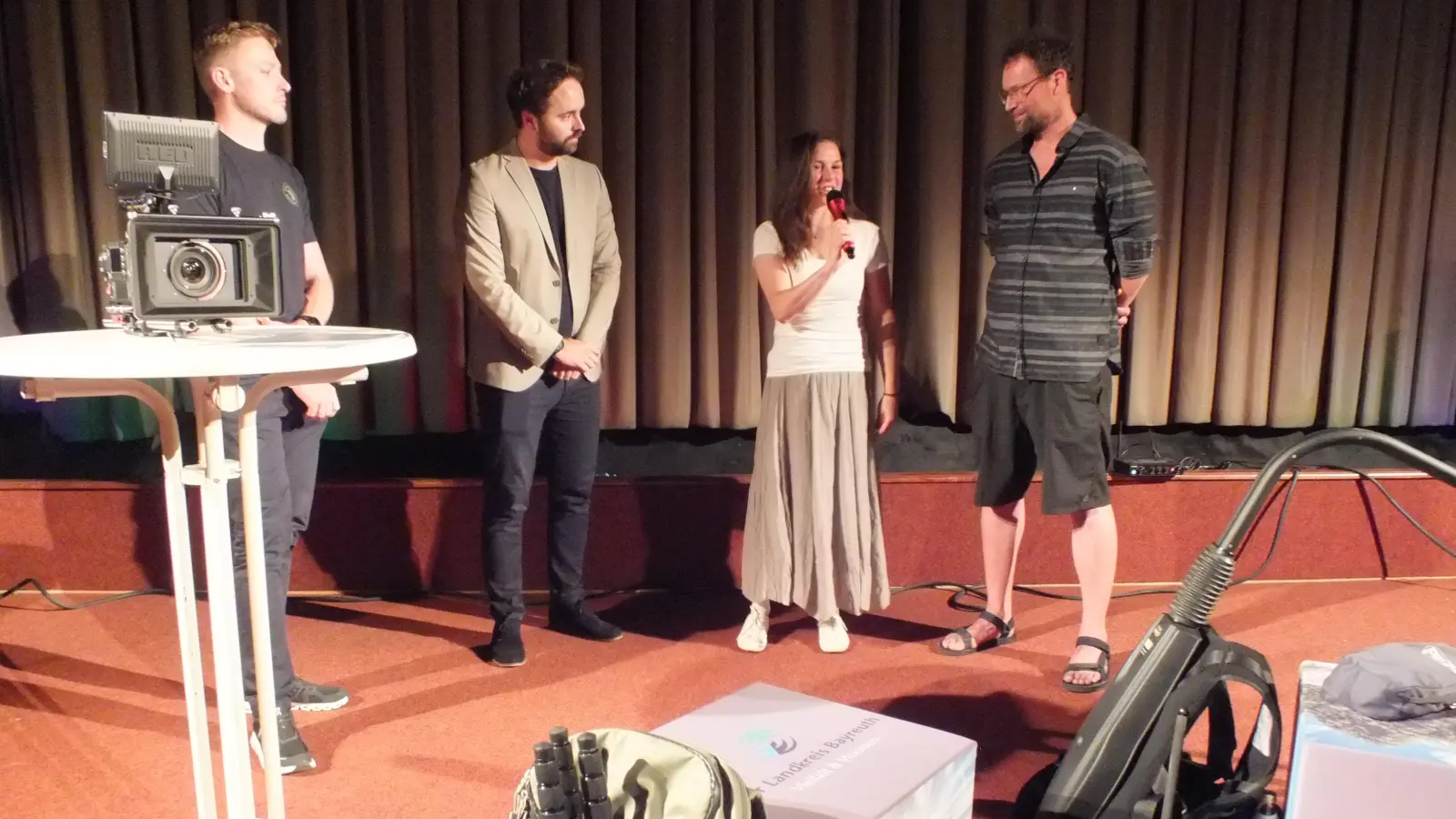 Regisseur Benjamin Böhm (rechts) und die Darsteller Dr. Gaby Folger und Benjamin Rosner (links) schilderten, moderiert von Hannes Huttinger vom Medienbüro des Landkreises Bayreuth, ihre Eindrücke und Intentionen bei den Dreharbeiten des neuen Imagefilms.  (Foto: Roland Schmidt)