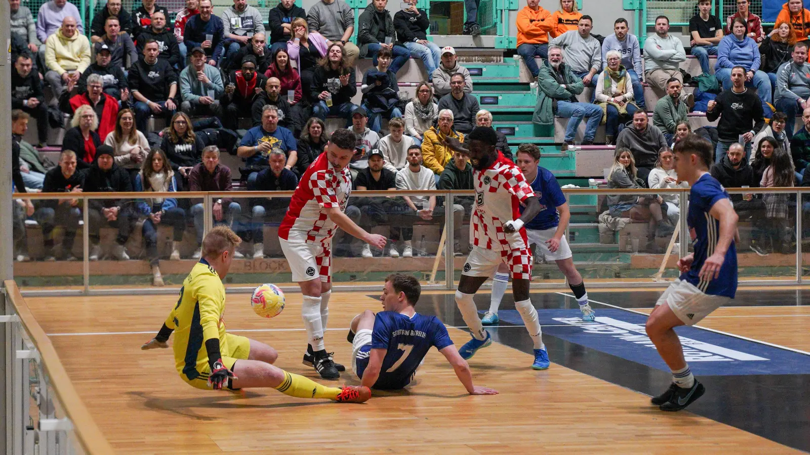 In der Oberfrankenhalle rollt der Ball schon im Januar. (Foto: Archiv/Dörfler)