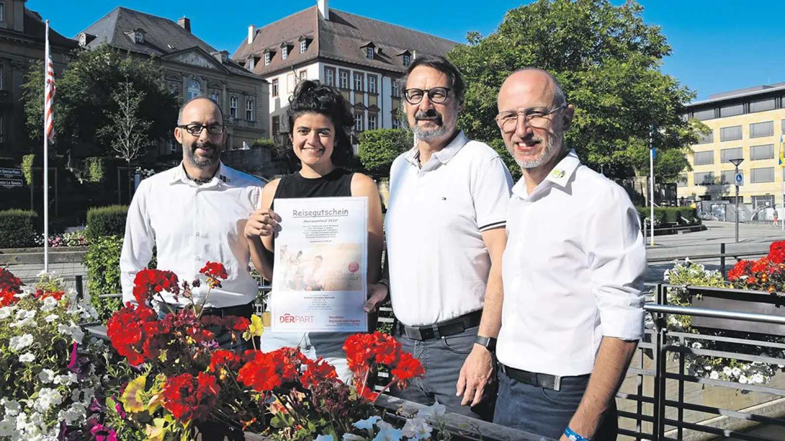 V.l.: Florian Maßen, Organisator des Mainauenlaufs, Gewinnerin Elisa Treffehn, Martin Bayer und Mario Schrödel, ebenfalls Organisator des Mainauenlaufs. (Foto: Jessica Mohr)