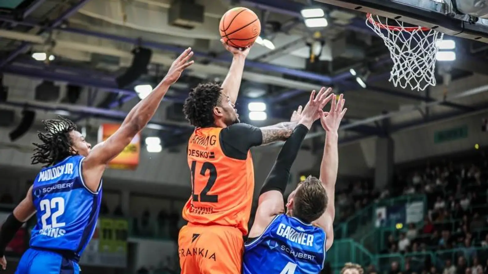 Cantia Rahming (am Ball) ist einer der Energizer im Team des BBC Bayreuth. Wie im Spiel gegen Crailsheim (Bild) wird er auch gegen Göttingen wieder besonders gefordert sein. (Foto: Thorsten Ochs)