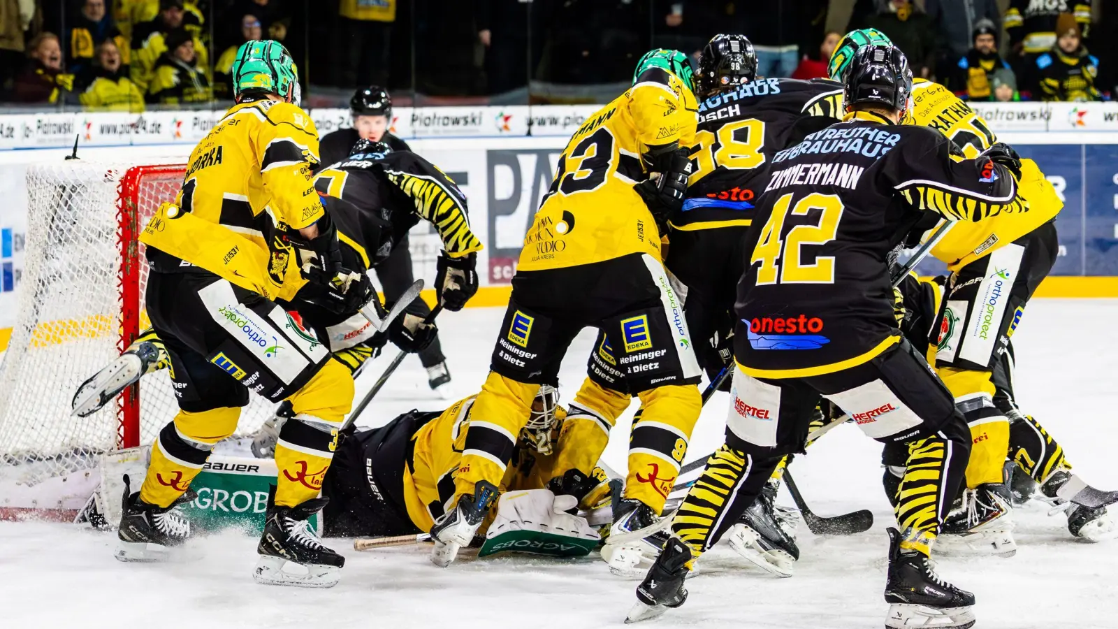 Wie auf unserem Archivfoto aus dem Spiel am 18. Januar in Bayreuth taten sich die onesto Tigers heute bei der Partie in Bad Tölz sehr schwer mit dem Toreschießen. (Foto: Dirk Ellmer)