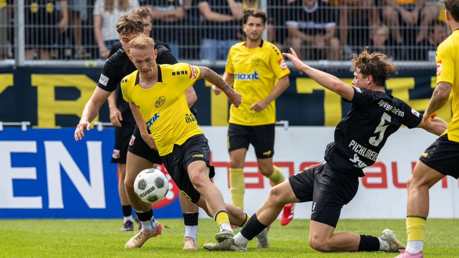 Einen harten Kampf wie beim jüngsten Heimsieg gegen Hankofen-Hailing will die Altstadt auch am Freitag Abend gegen den TSV Buchbach zeigen. (Foto: Archiv/Dirk Ellmer)