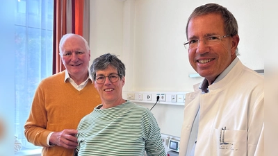 Irmela P. ist die erste Patientin an der Klinik Hohe Warte, die das neu zugelassene Medikament gegen Alzheimer erhält. Gemeinsam mit Ihrem Mann Johann kommt sie von nun an alle zwei Wochen zu Prof. Dr. Patrick Oschmann (rechts) an die Klinik Hohe Warte zur Behandlung. (Foto: Klinikum Bayreuth GmbH)